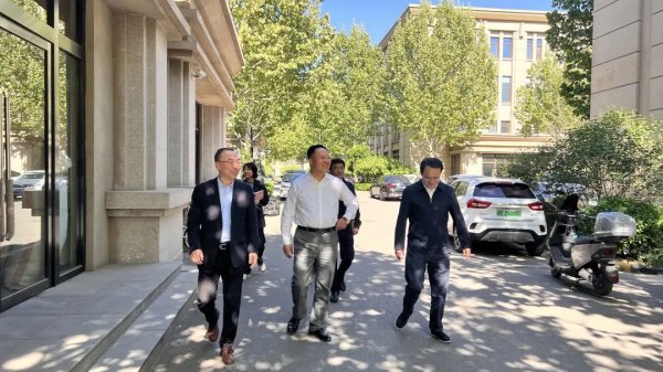线下配资平台 海泰发布｜海泰控股集团党委书记、董事长刘铁钢带队赴联东天津公司开展交流座谈